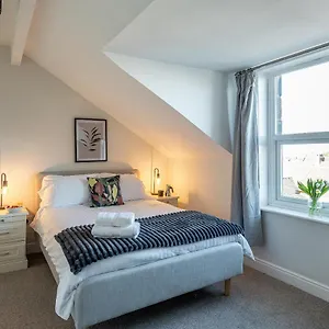  Holiday home Stunning 5 Bedroom 5 En-suite Victorian House In United Kingdom